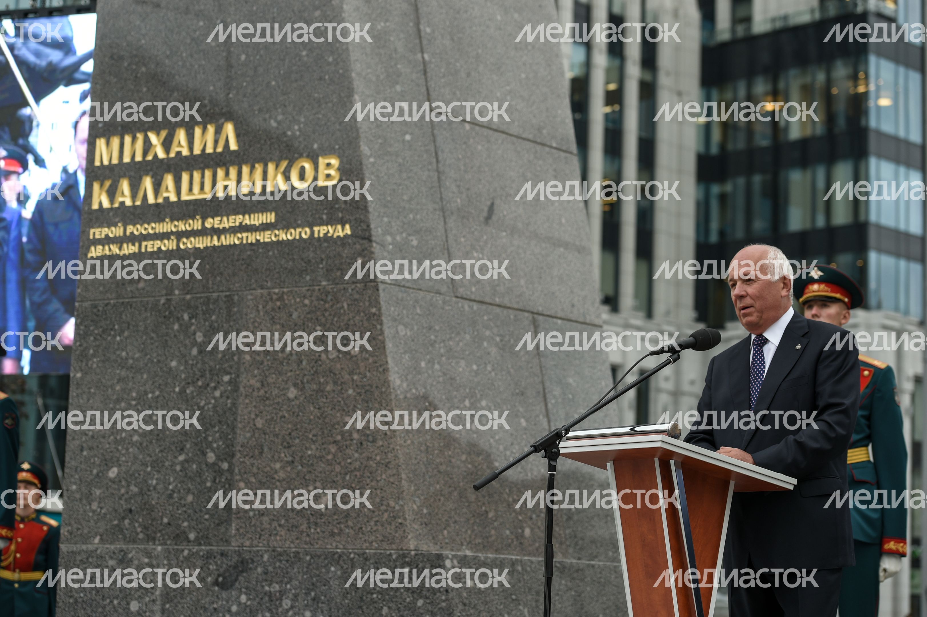 В Москве торжественно открыли памятник Михаилу Калашникову