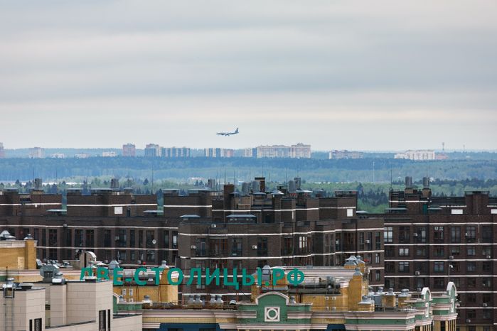 Весенние виды города Химки. Самолет заходит на посадку в аэропорту Шереметьево