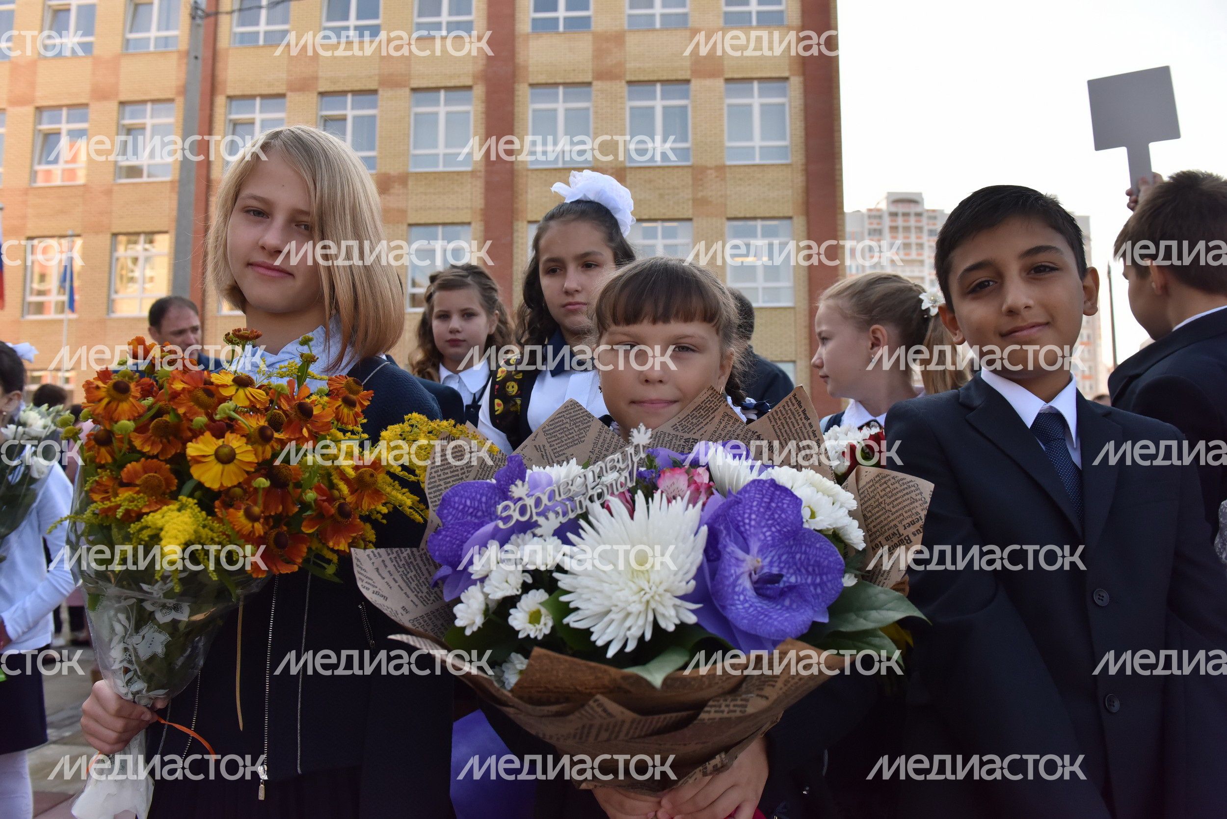 Медведев и Воробьев пообщались с учениками 11 класса новой подольской школы