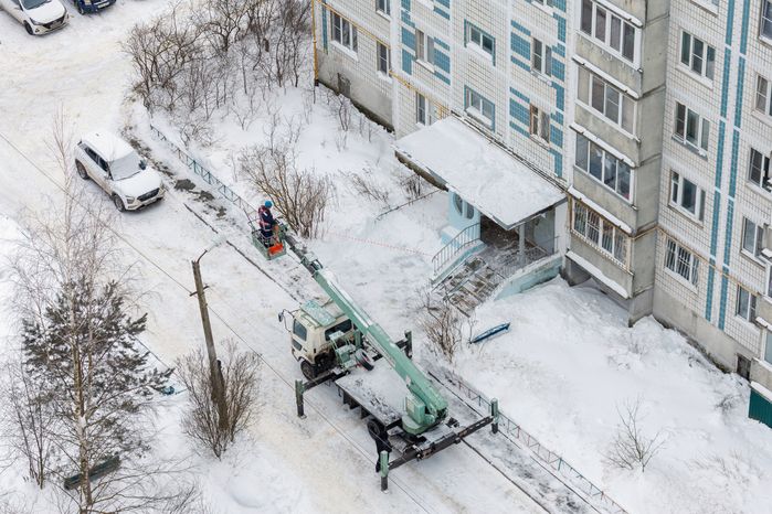 Очистка крыши многоквартирного дома на улице Чайковского в Лобне от сосулек