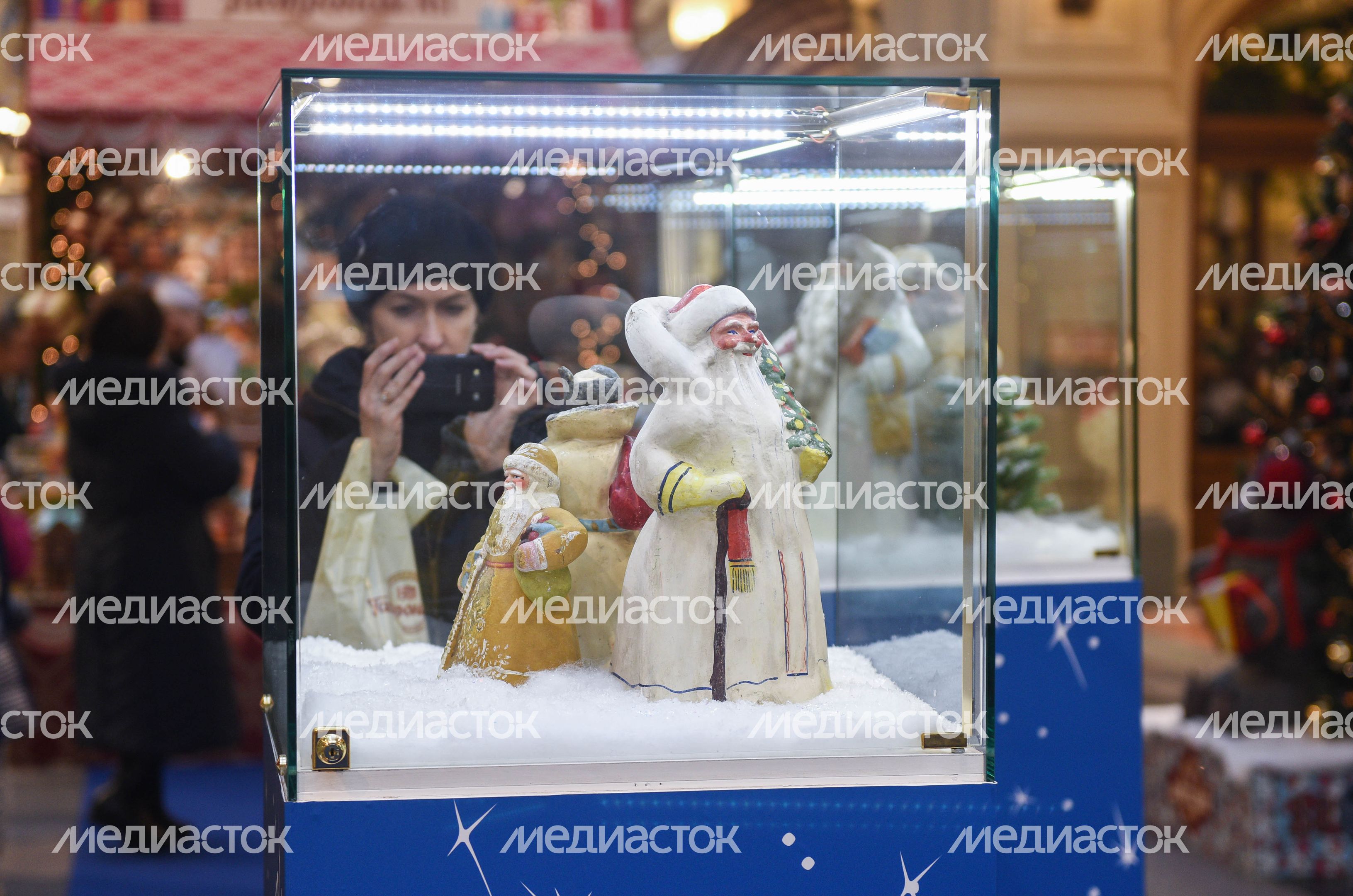 Выставка новогодних игрушек в ГУМе из личной коллекции Александра Олешко