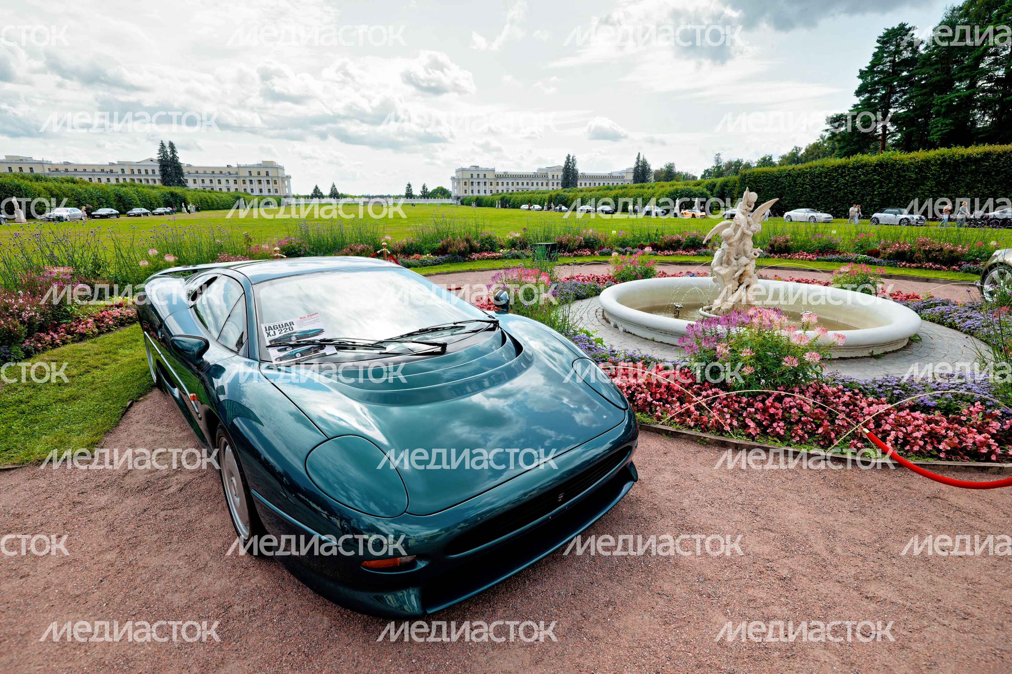 Ретроавтомобили и суперкары на автофестивале «Автовыходные в Архангельском» в округе Красногорск
