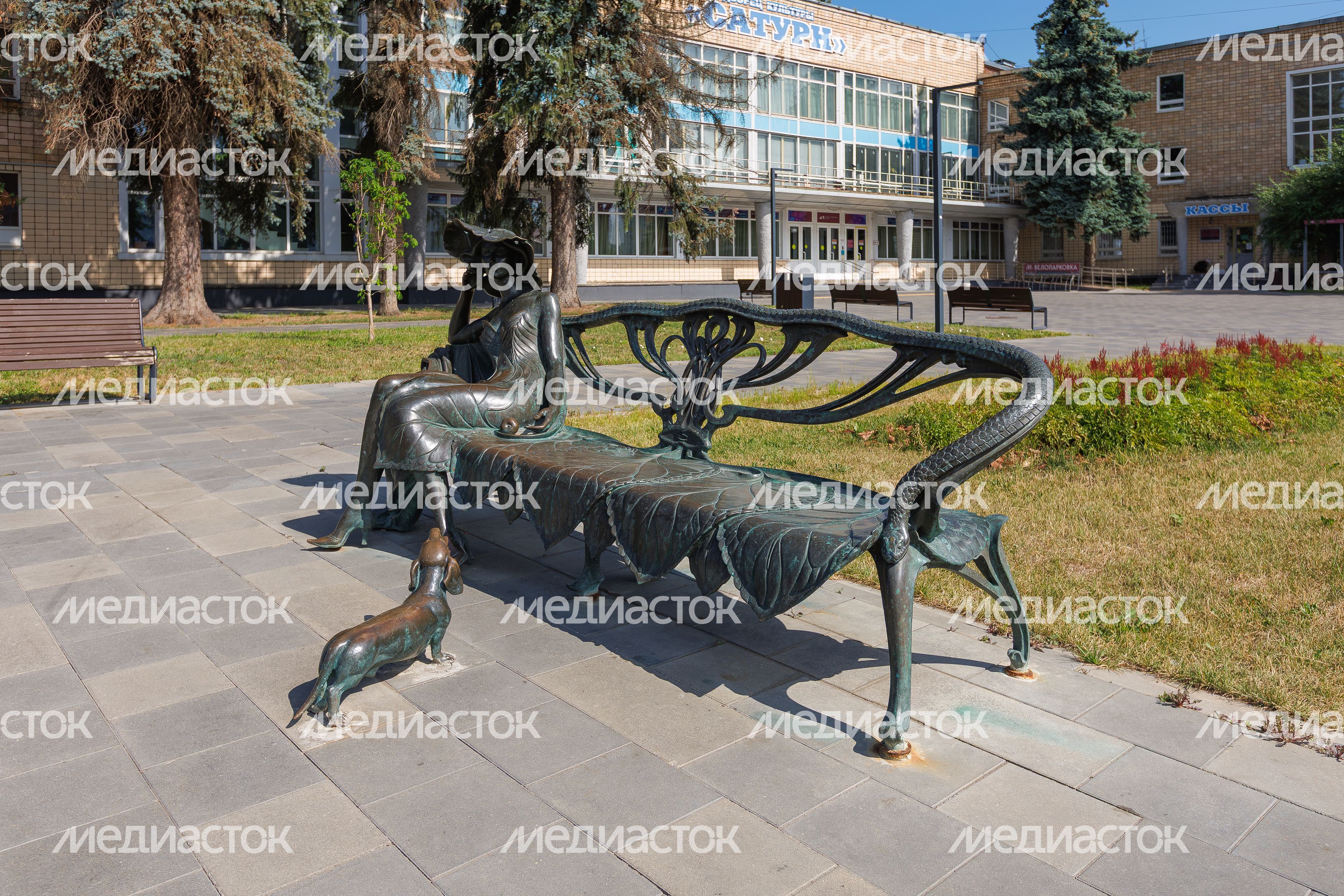 Жанровая скульптура «Незнакомка» на улице Михалевича в Раменском Жанровая скульптура «Незнакомка» на улице Михалевича в Раменском