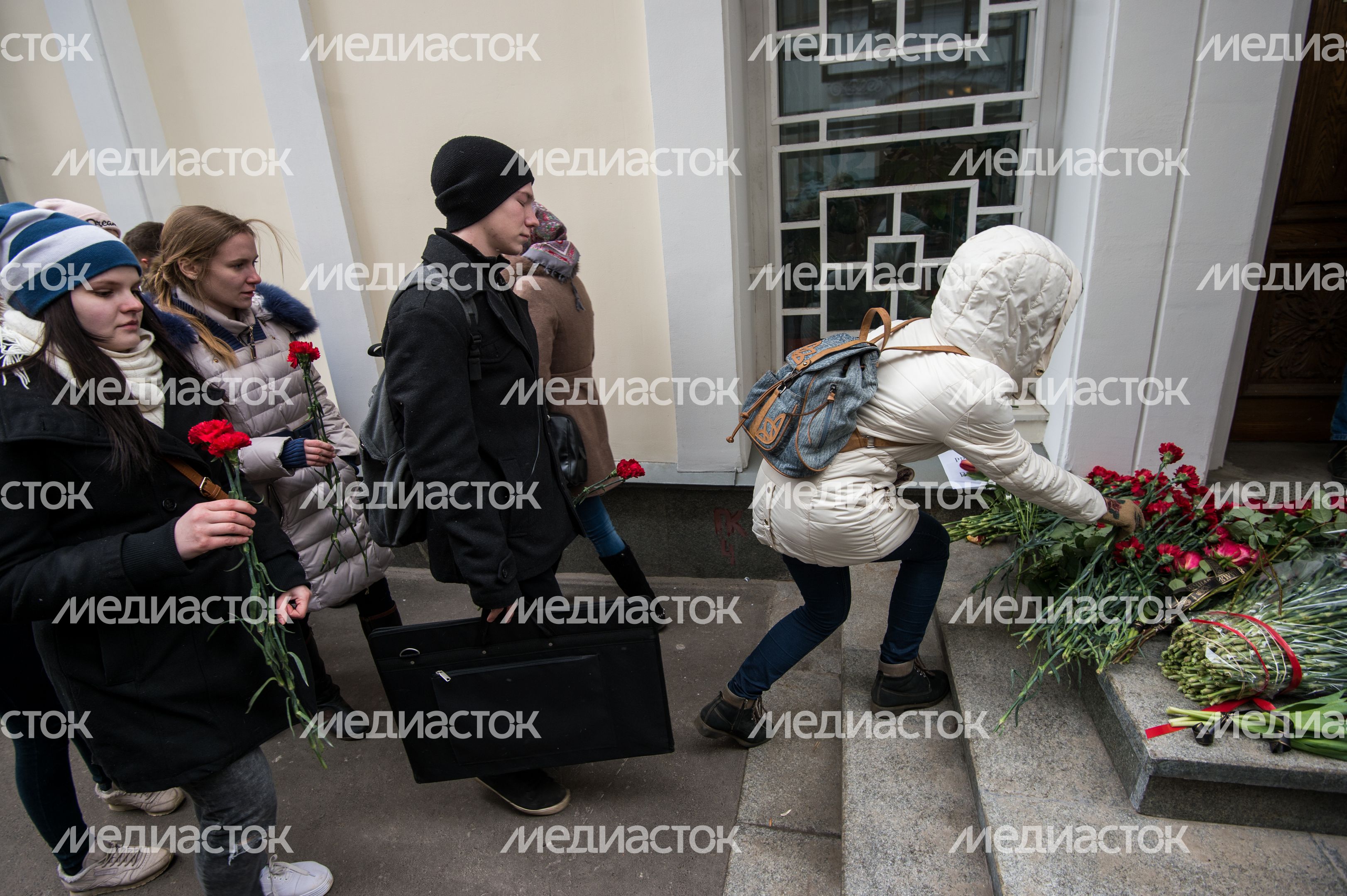 Москвичи несут цветы к посольству Бельгии