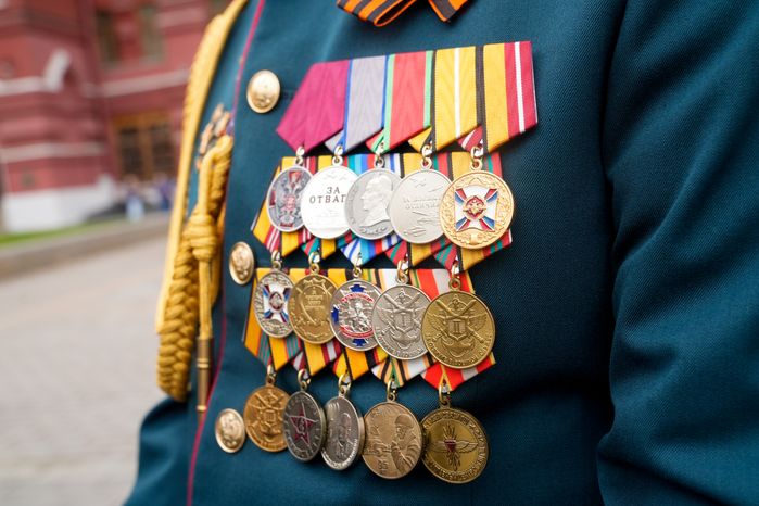 Участники специальной военной операции с детьми возложили цветы к Могиле Неизвестного Солдата