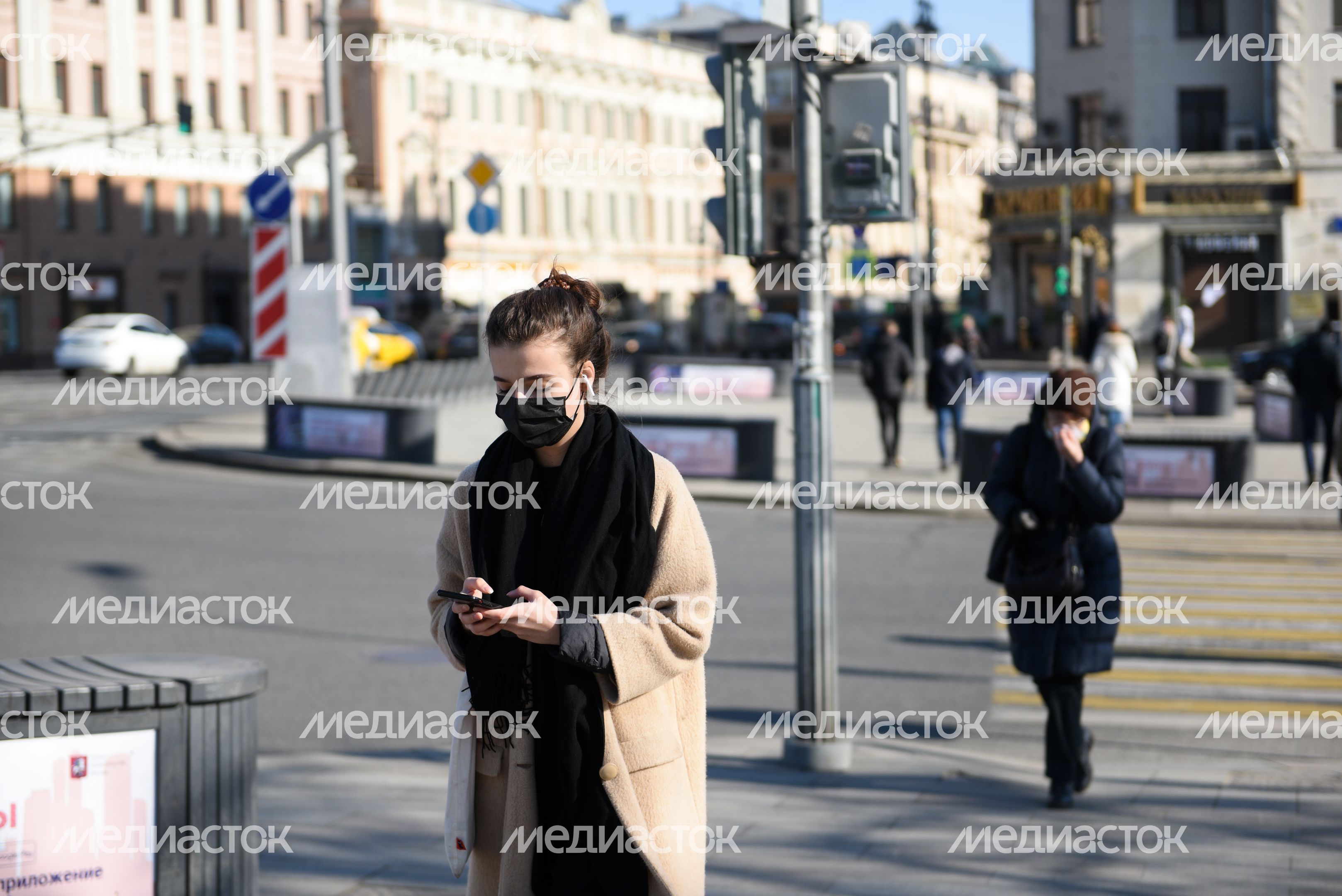 Люди в масках в период эпидемии коронавируса