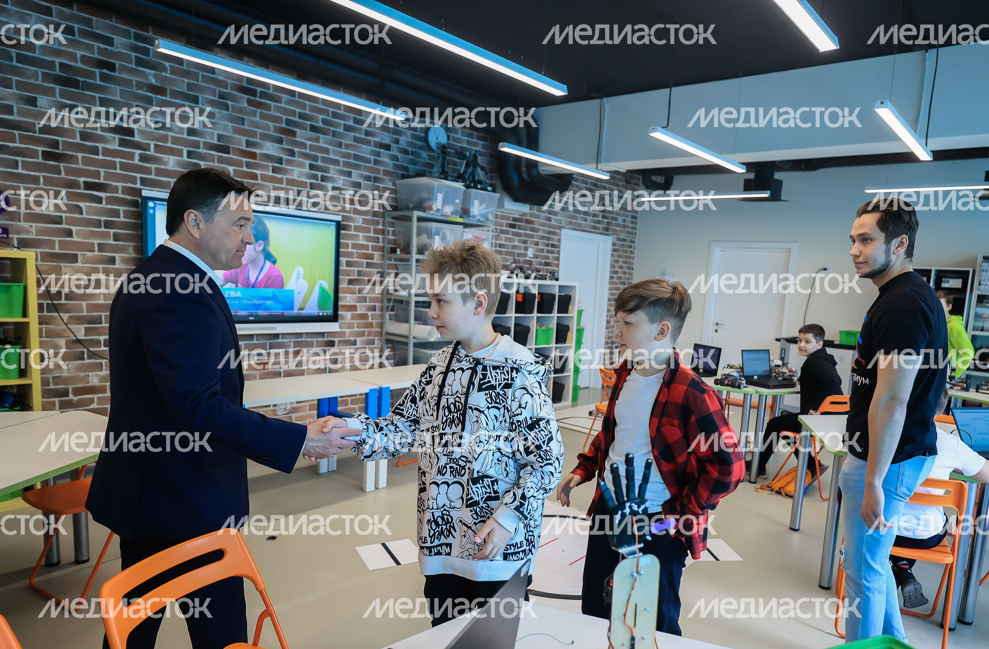 Представление учащимися «Изобретариума» своих разработок Губернатору Подмосковья