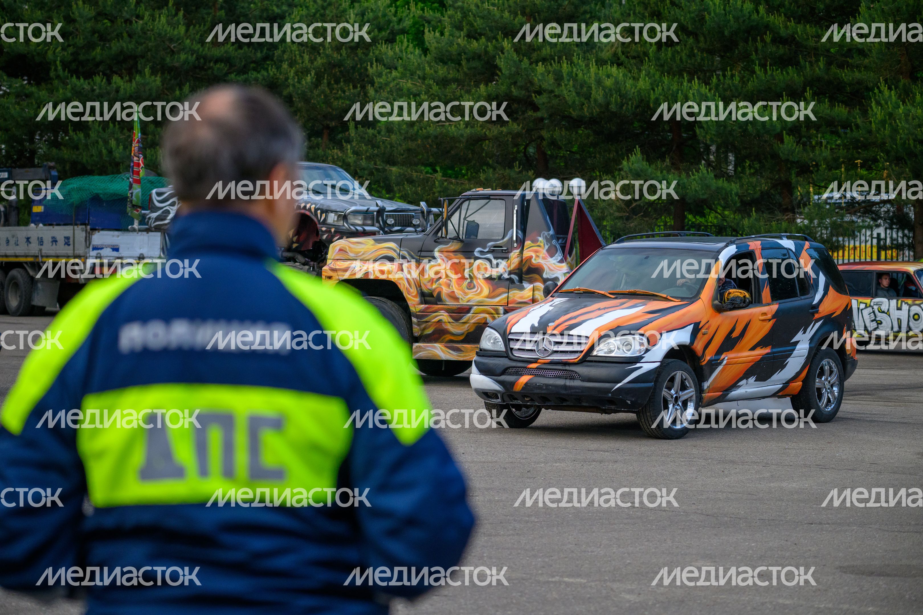Невероятные трюки на автомобилях на шоу каскадеров в Чехове Невероятные трюки на автомобилях на шоу каскадеров в Чехове