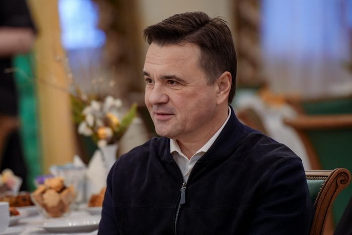 Андрей Воробьев поздравил с Новым годом воспитанниц детского приюта при Покровском монастыре