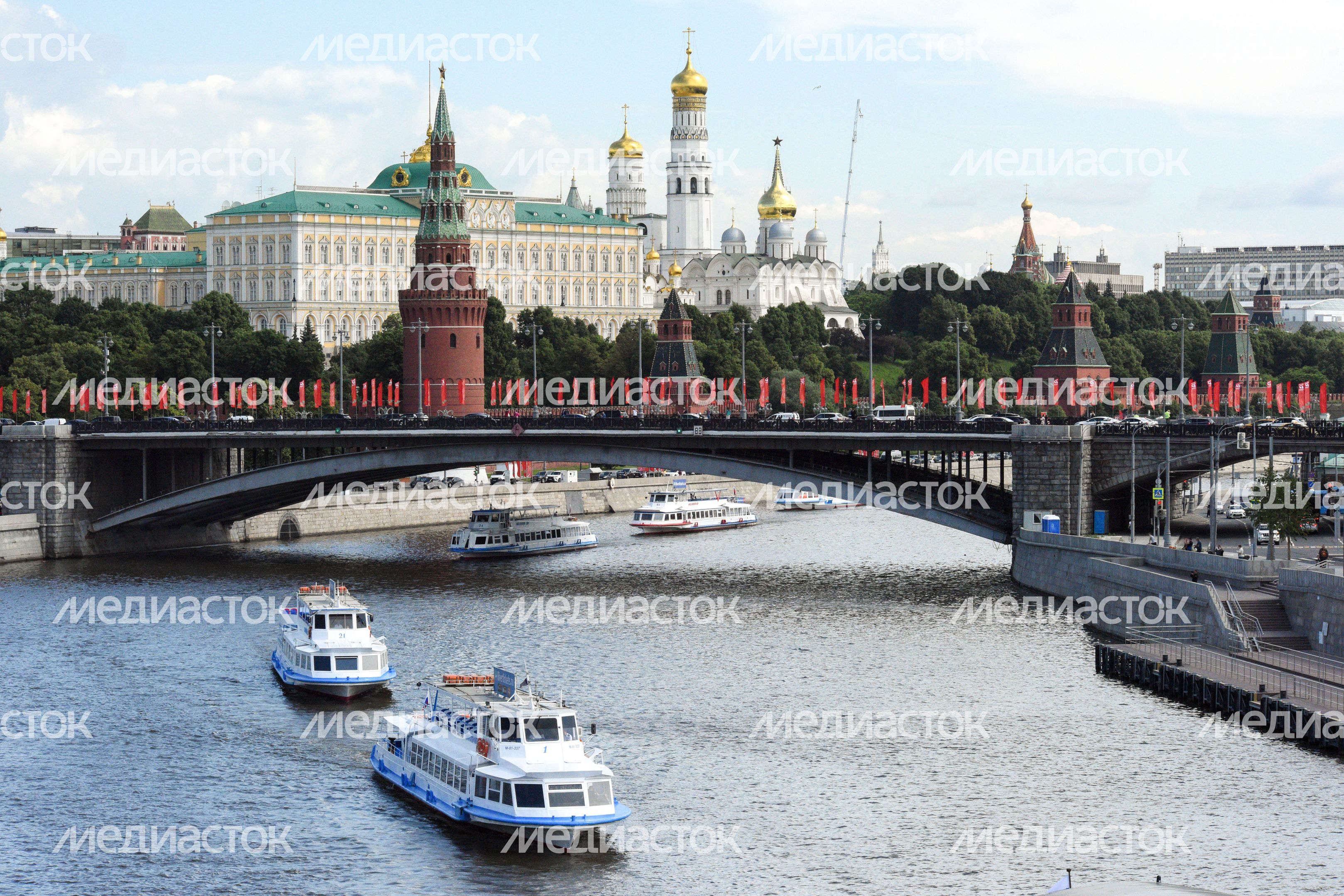 Речной парад в честь старта пассажирской навигации по Москве-реке
