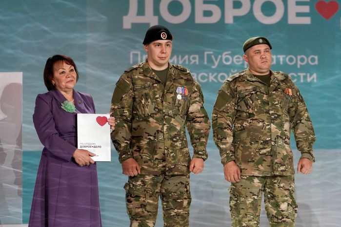 Матери бойцов СВО встретились с сыновьями на церемонии вручения премии "Мы рядом. Доброе дело"
