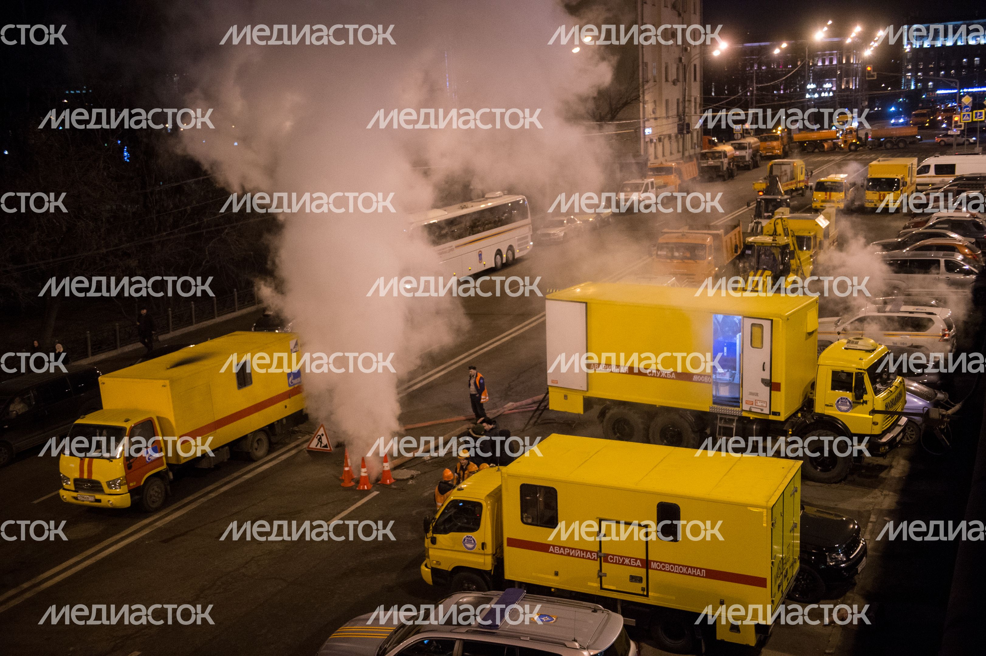 Прорыв трубы в центре Москвы Прорыв трубы в центре Москвы