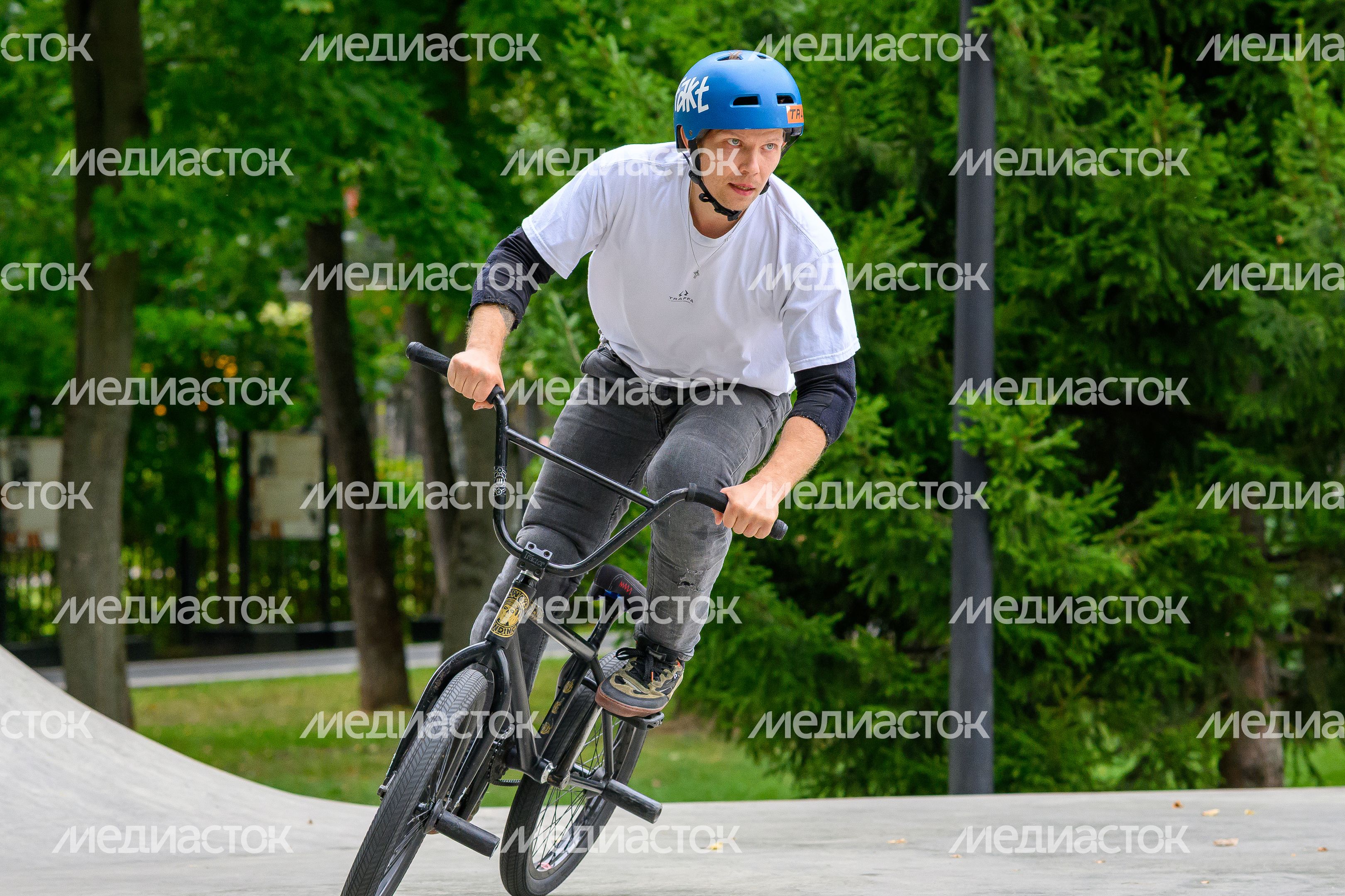 Соревнования в дисциплине велосипедный мотокросс (BMX) на фестивале уличной культуры в парке Мира города Мытищи Соревнования в дисциплине велосипедный мотокросс (BMX) на фестивале уличной культуры в парке Мира города Мытищи