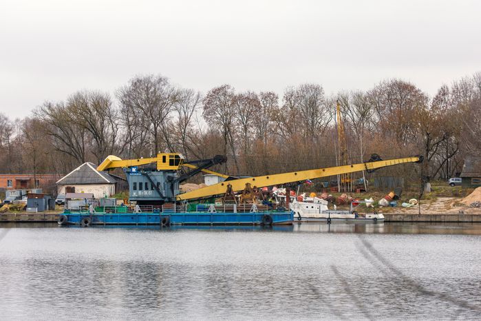 Причал на канале имени Москвы в городе Долгопрудный осенью