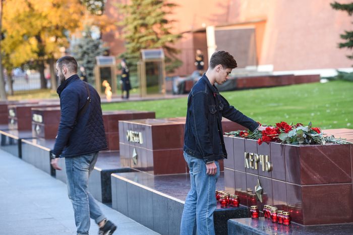 Возложение цветов к мемориалу города Керчь в Москве