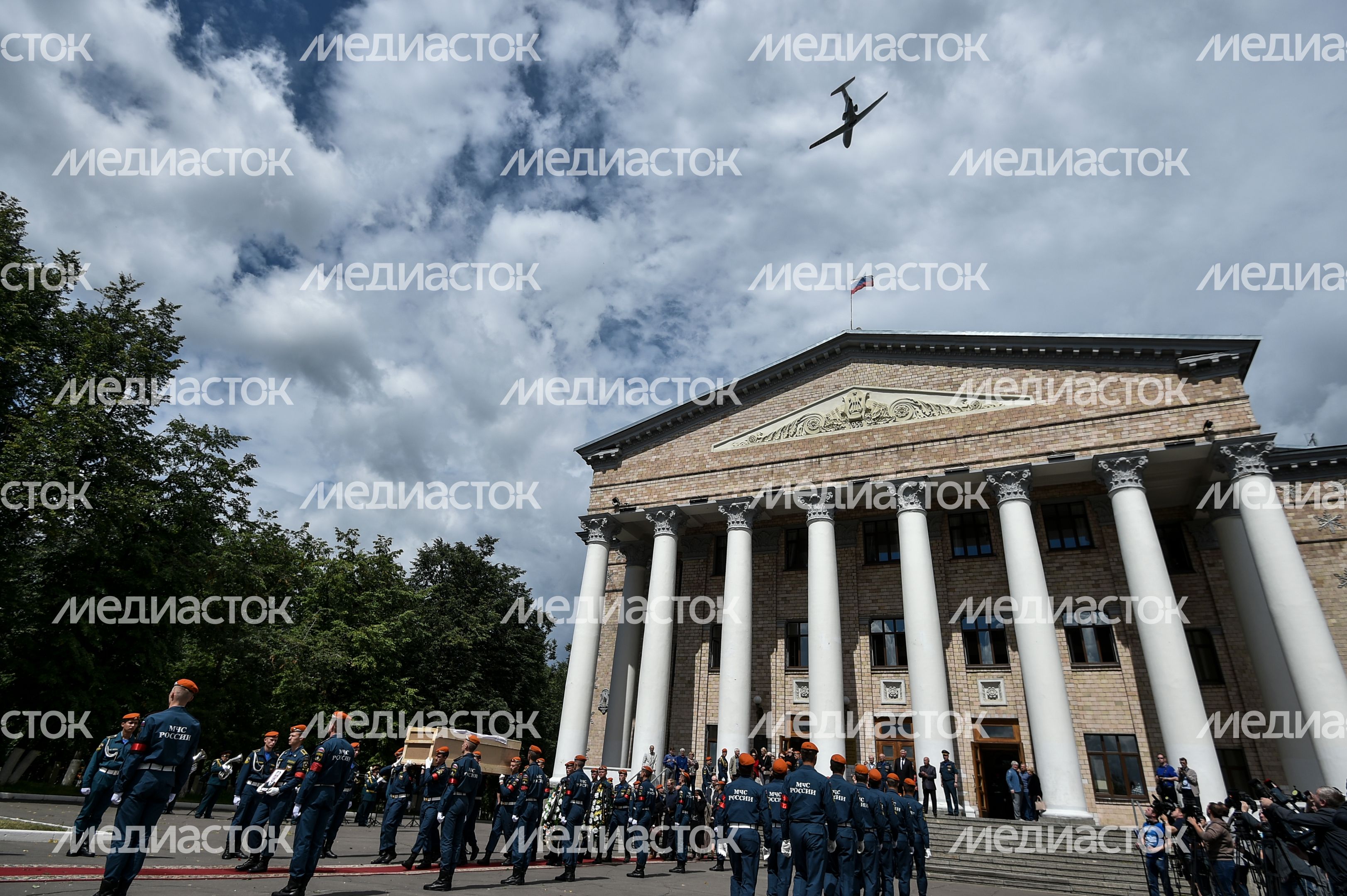 Прощание с погибшими членами экипажа самолета Ил-76 в Жуковском
