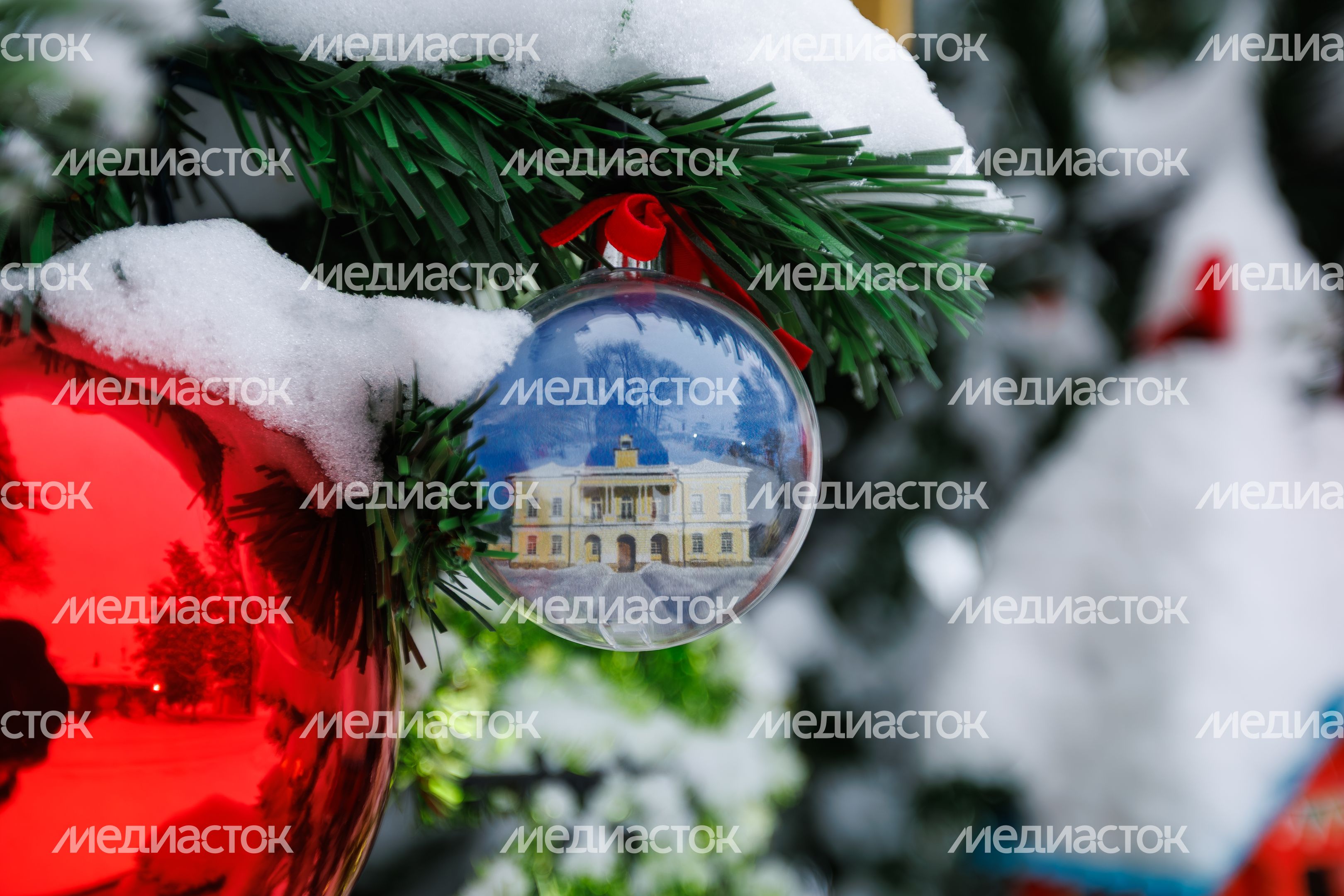 Новогодняя игрушка на елке в Лосино-Петровском парке Новогодняя игрушка на елке в Лосино-Петровском парке