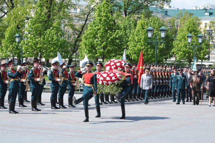 Подмосковная делегация возложила цветы к Могиле Неизвестного Солдата в Москве