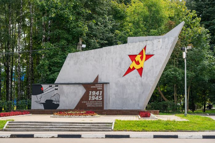 Обелиск «Знамя», посвященный 25-й годовщине начала Великой Отечественной войны, у Городского пруда в Лобне