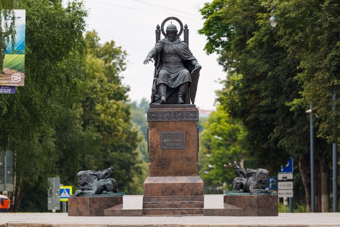 Памятник князю Александру Невскому на Советской улице в Егорьевске