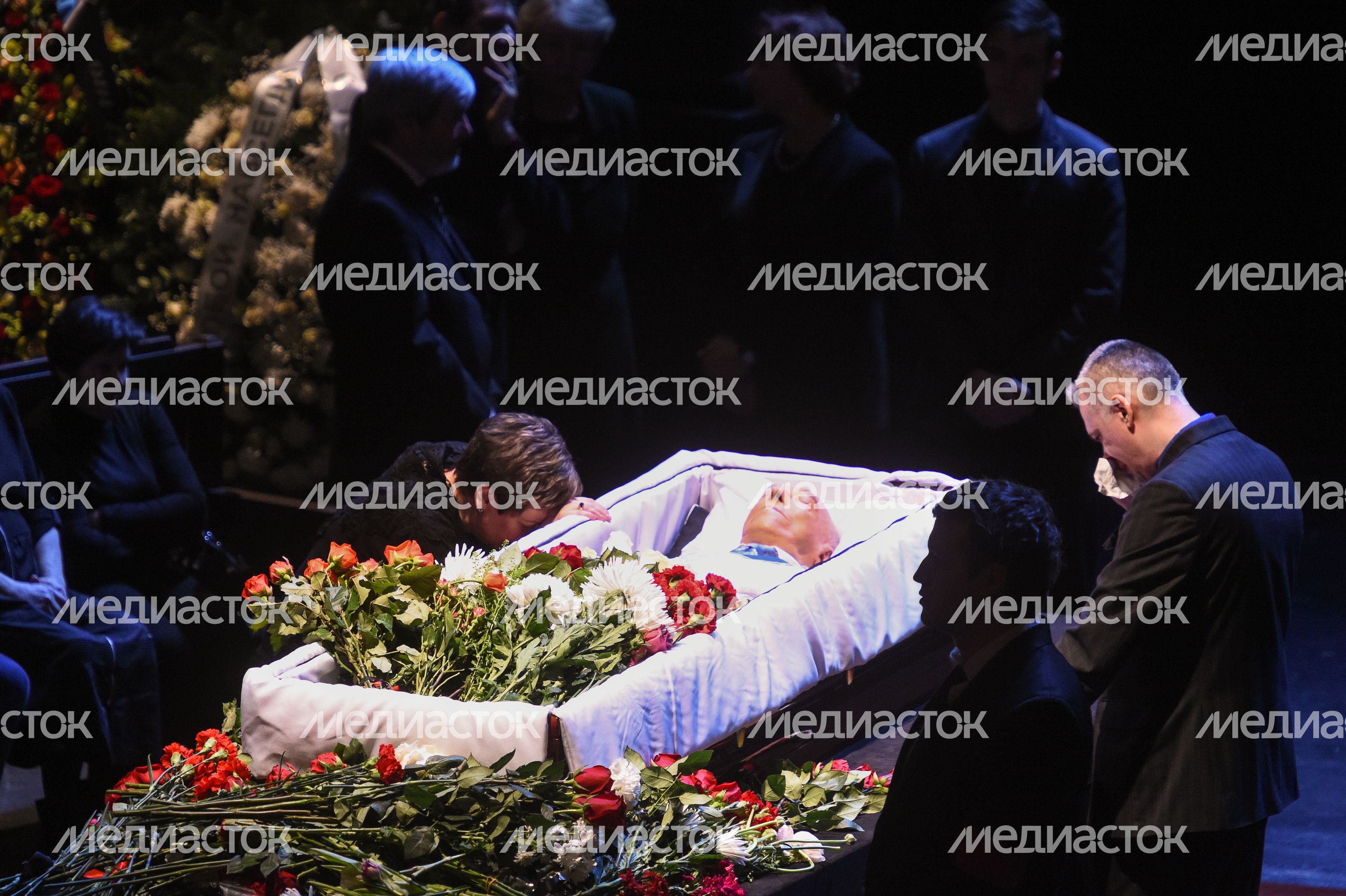 Церемония прощания с Владимиром Этушем в Москве