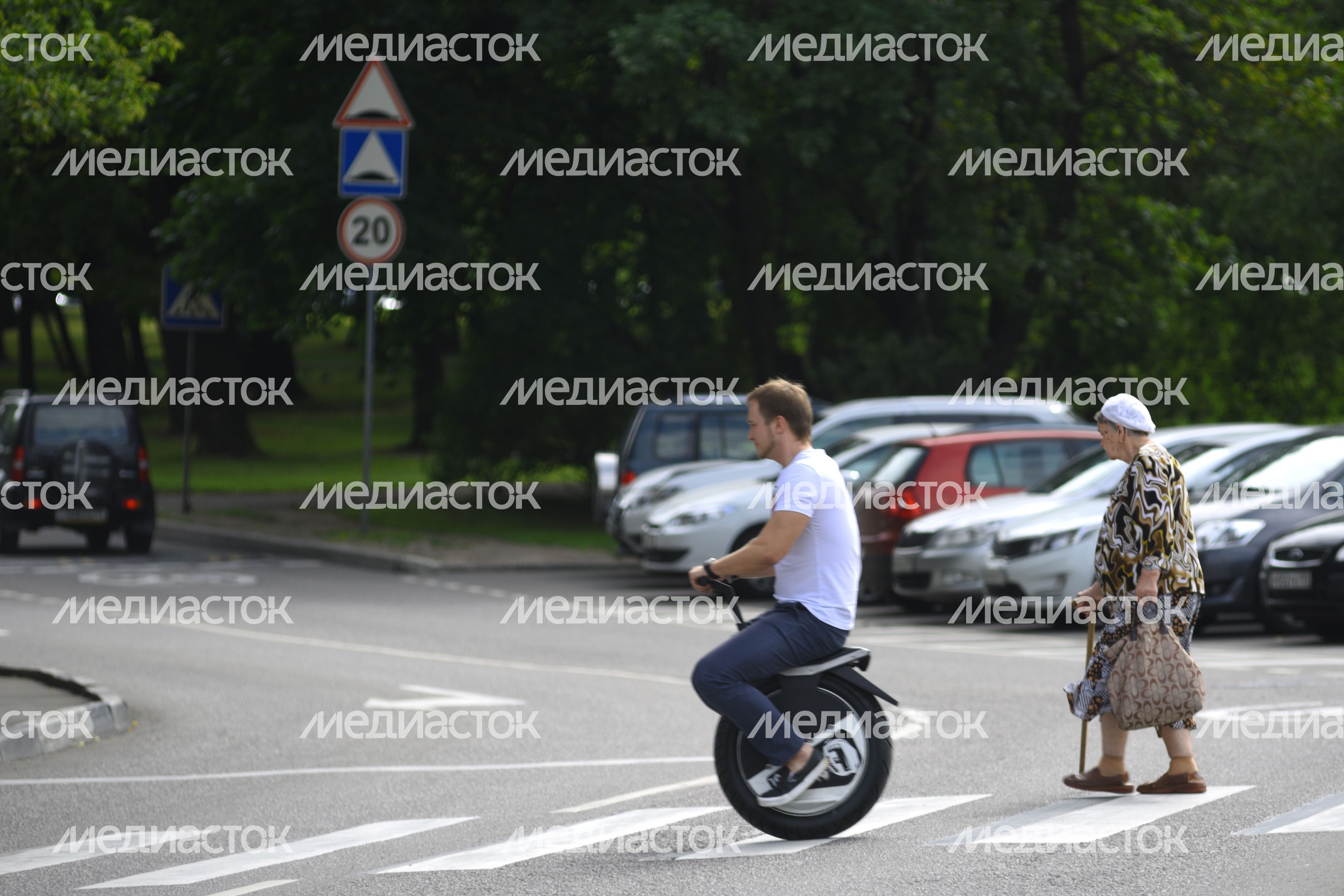 Молодой человек на моноколесе в Москве Молодой человек на моноколесе в Москве