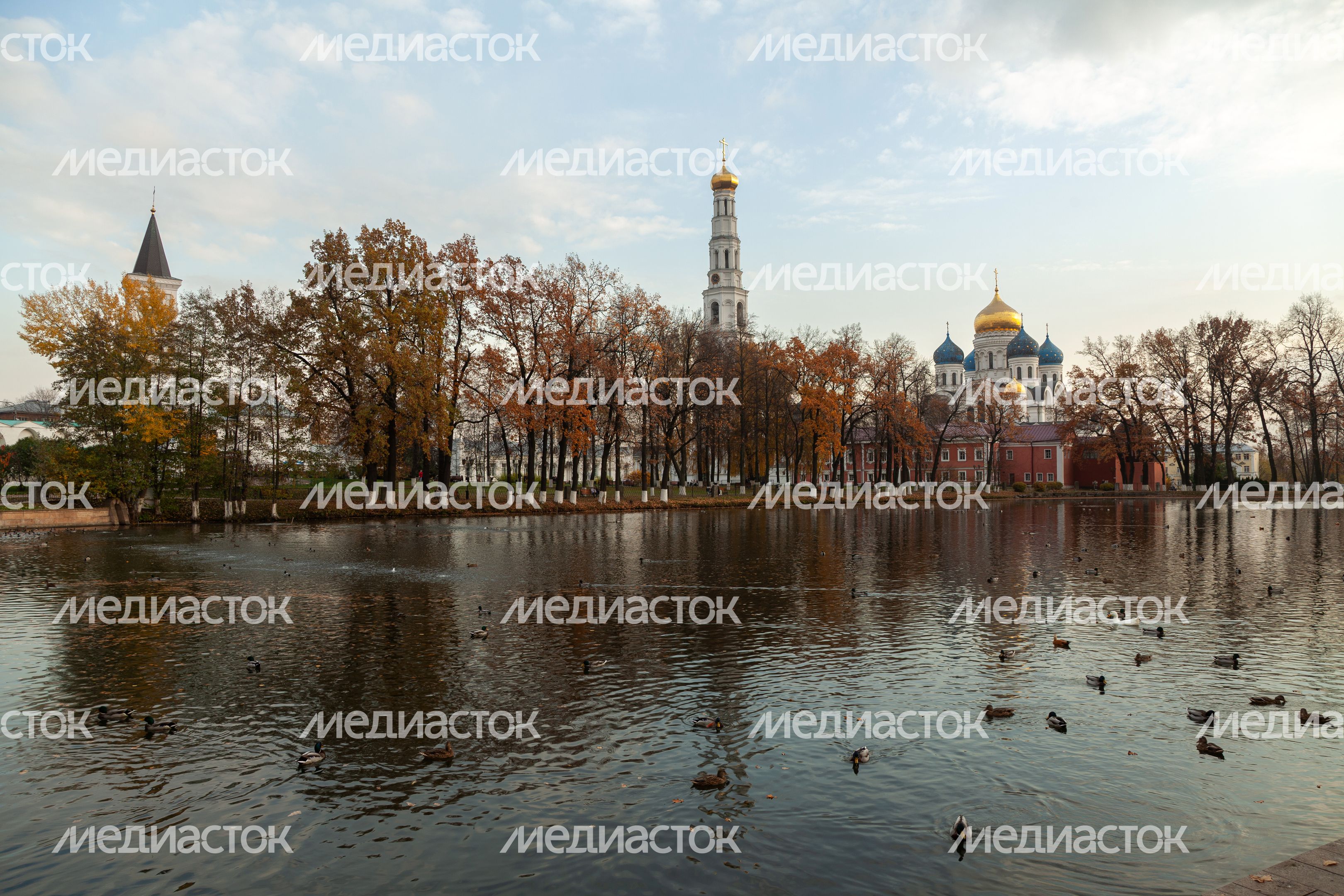 Осенние виды набережной Верхнего пруда возле Николо-Угрешского монастыря города Дзержинский округа Люберцы Осенние виды набережной Верхнего пруда возле Николо-Угрешского монастыря города Дзержинский округа Люберцы