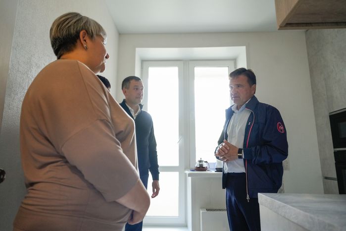 Андрей Воробьев поздравил с новосельем жителей нового МКД в Лыткарино