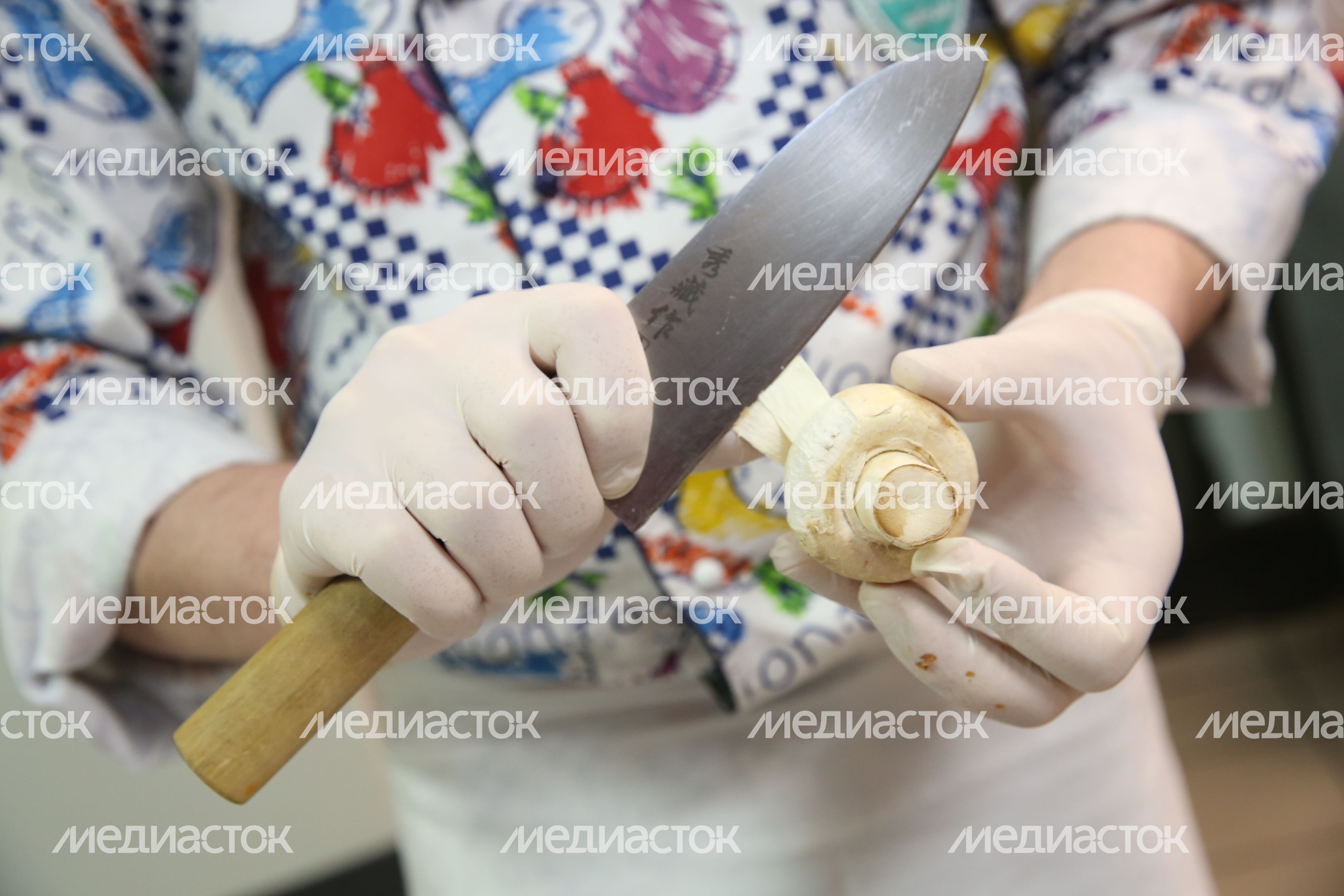 Приготовление постного бургера с помидором
