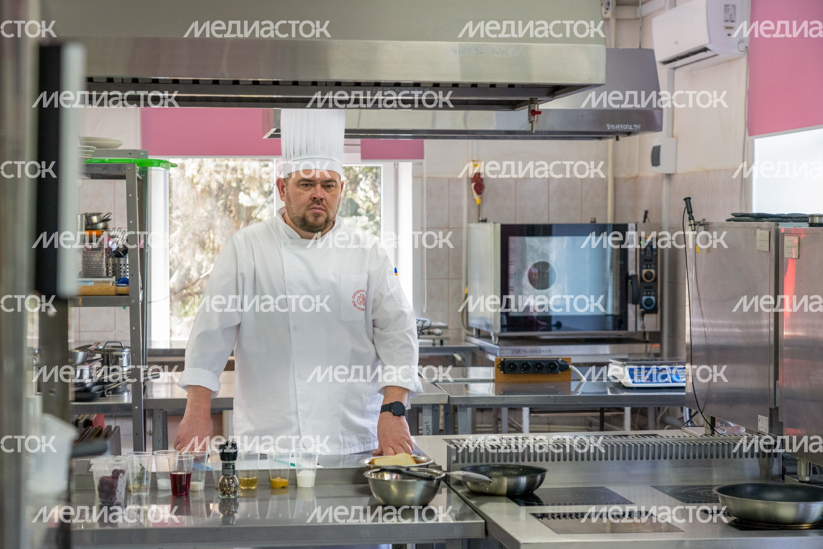 Повар готовит блюдо на конкурсе профмастерства «Абилимпикс 2026» в категории «Поварское дело» в колледже «Подмосковье» Повар готовит блюдо на конкурсе профмастерства «Абилимпикс 2026» в категории «Поварское дело» в колледже «Подмосковье»
