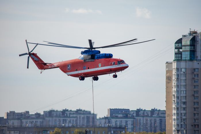 Пожарный вертолет набирает воду в Москве-реке для тушения возгорания