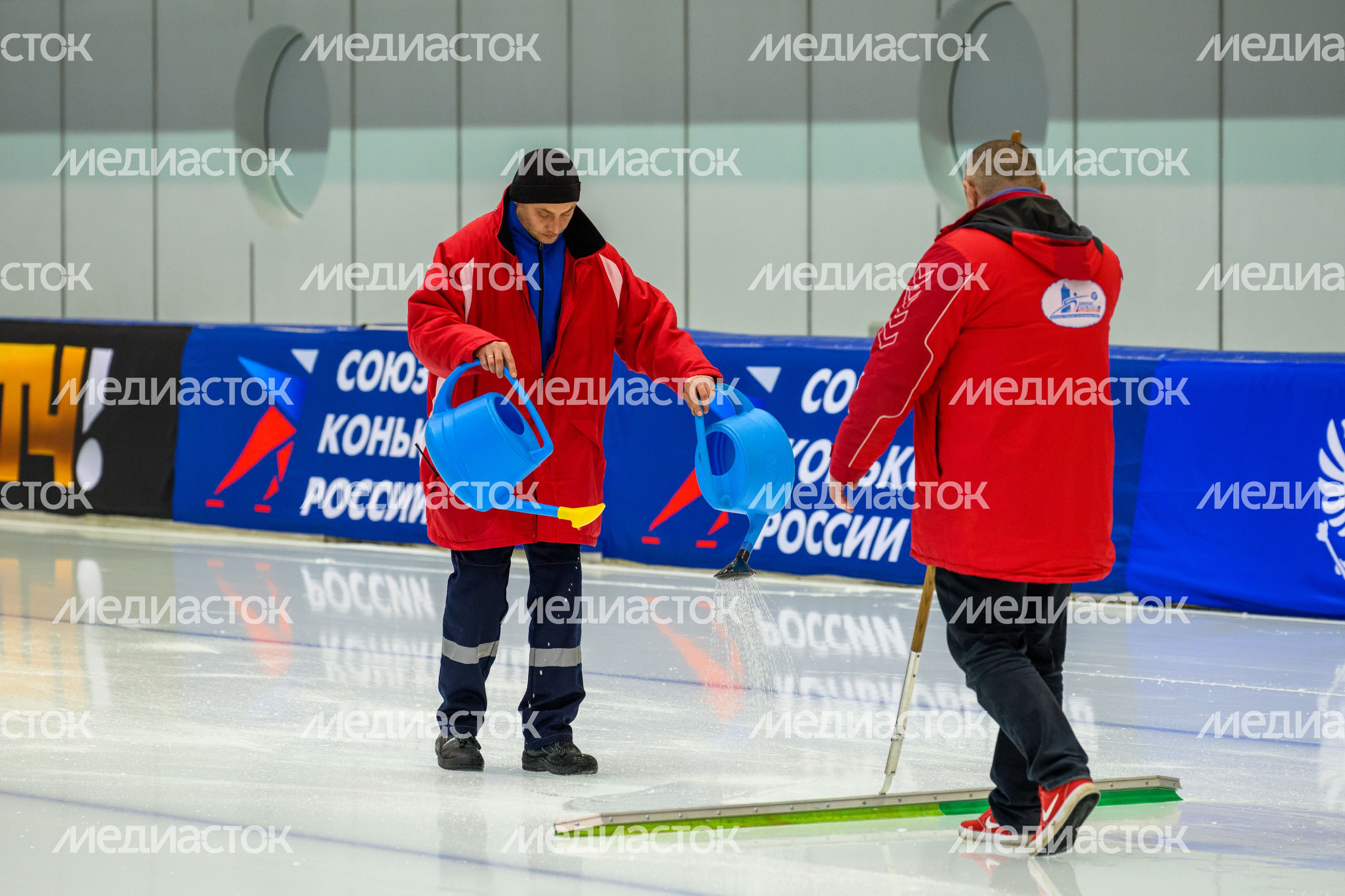 Заливка льда для Чемпионата России 2025 по конькобежному спорту в Коломне Заливка льда для Чемпионата России 2025 по конькобежному спорту в Коломне
