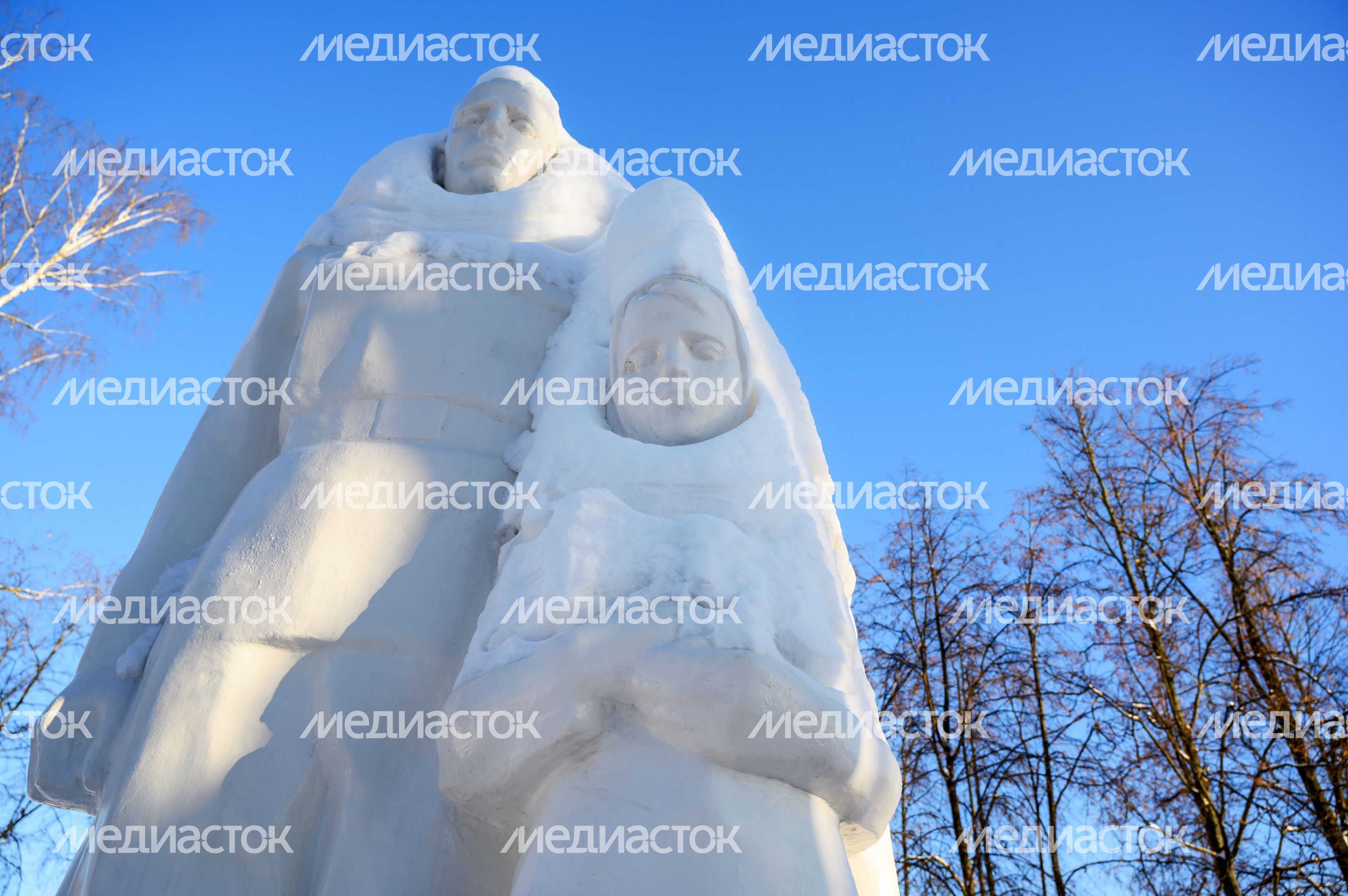 Памятник «Детям войны посвящается...» в Люберецком центральном парке культуры и отдыха зимой