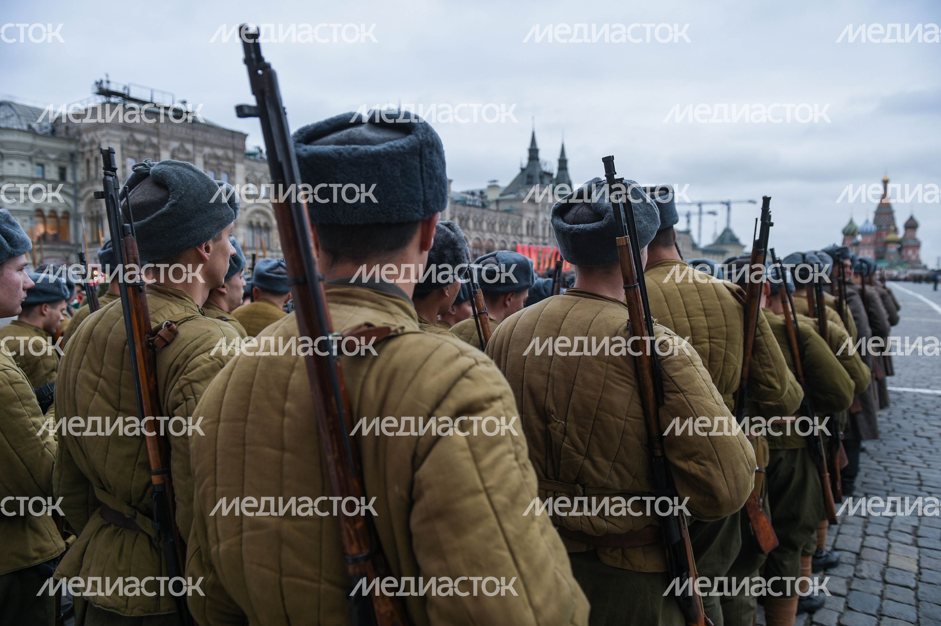 Торжественный марш в честь парада 1941 года на Красной площади в Москве