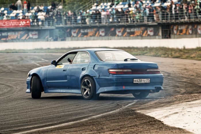 Гонка автомобилей на дрифт-фестивале скорости и драйва Drift Expo Track Mode 2025