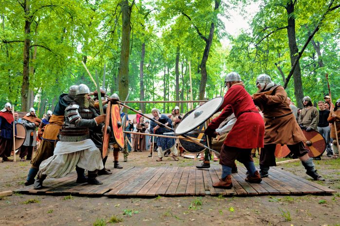 Показательный бой рыцарей на Фестивале исторической реконструкции «Наследие предков-2026» в Раменском парке