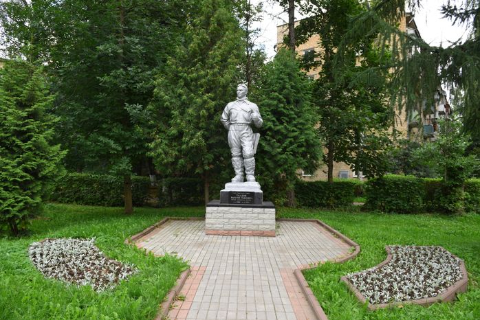 Памятник летчику Валерию Чкалову в Химках
