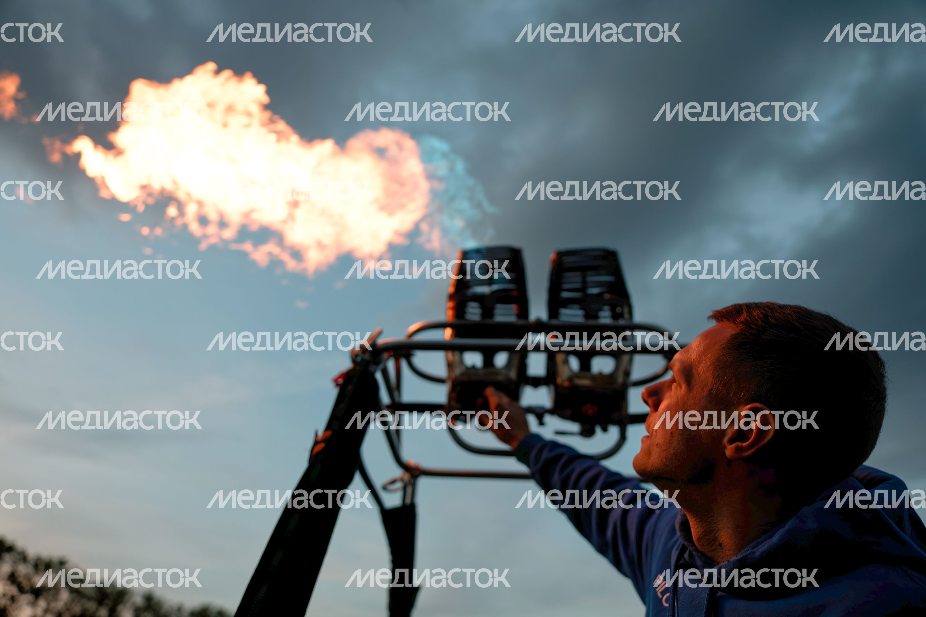 Ночное свечение тепловых аэростатов в Клину Ночное свечение тепловых аэростатов в Клину