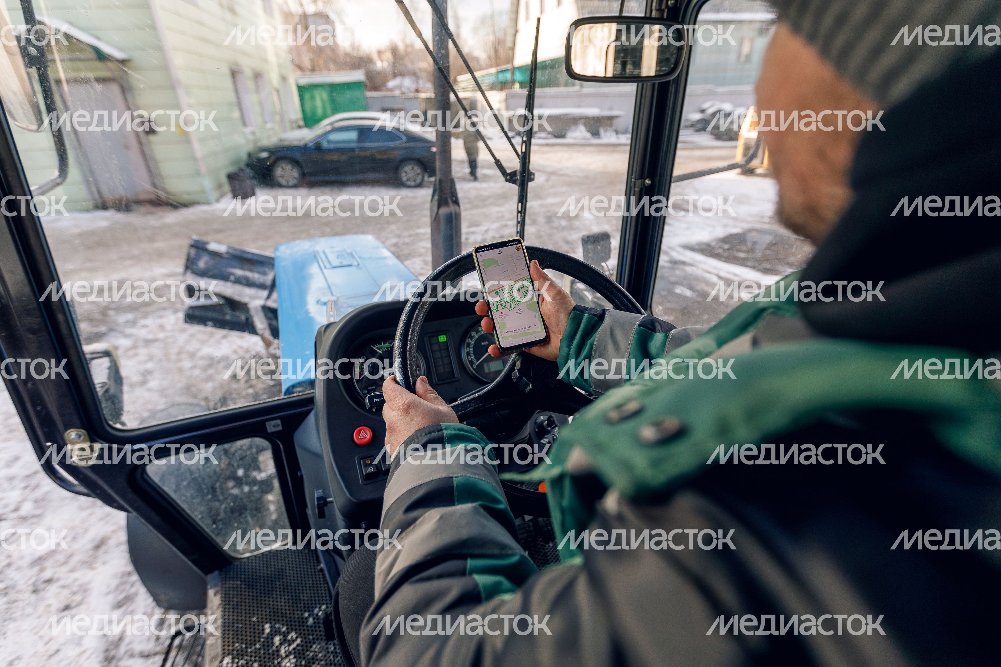 Уборка территории дворов от снега в Балашихе