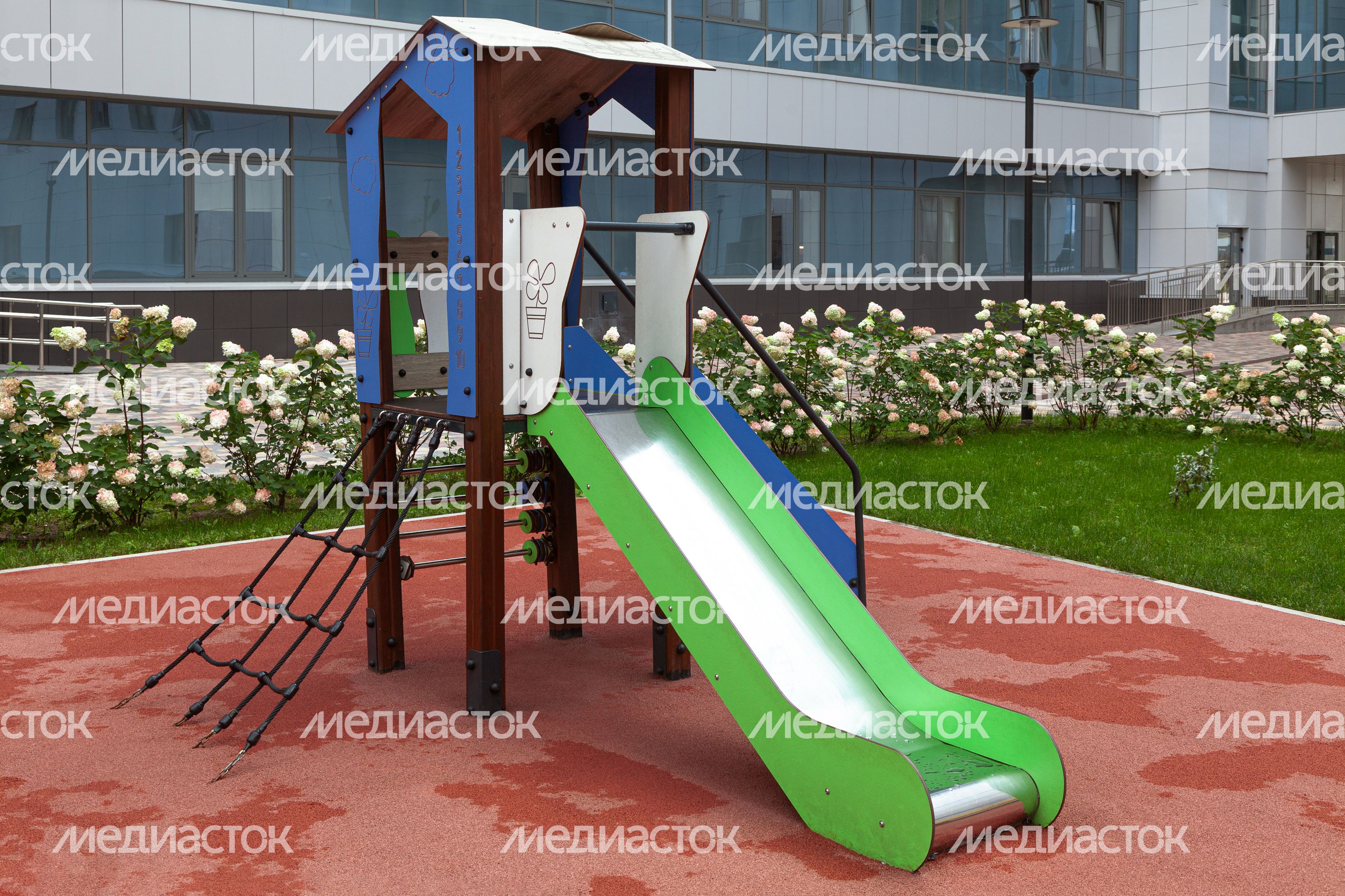 Детская площадка на внутреннем дворе Детского клинического центра им. Л.М. Рошаля в Красногорске Детская площадка на внутреннем дворе Детского клинического центра им. Л.М. Рошаля в Красногорске