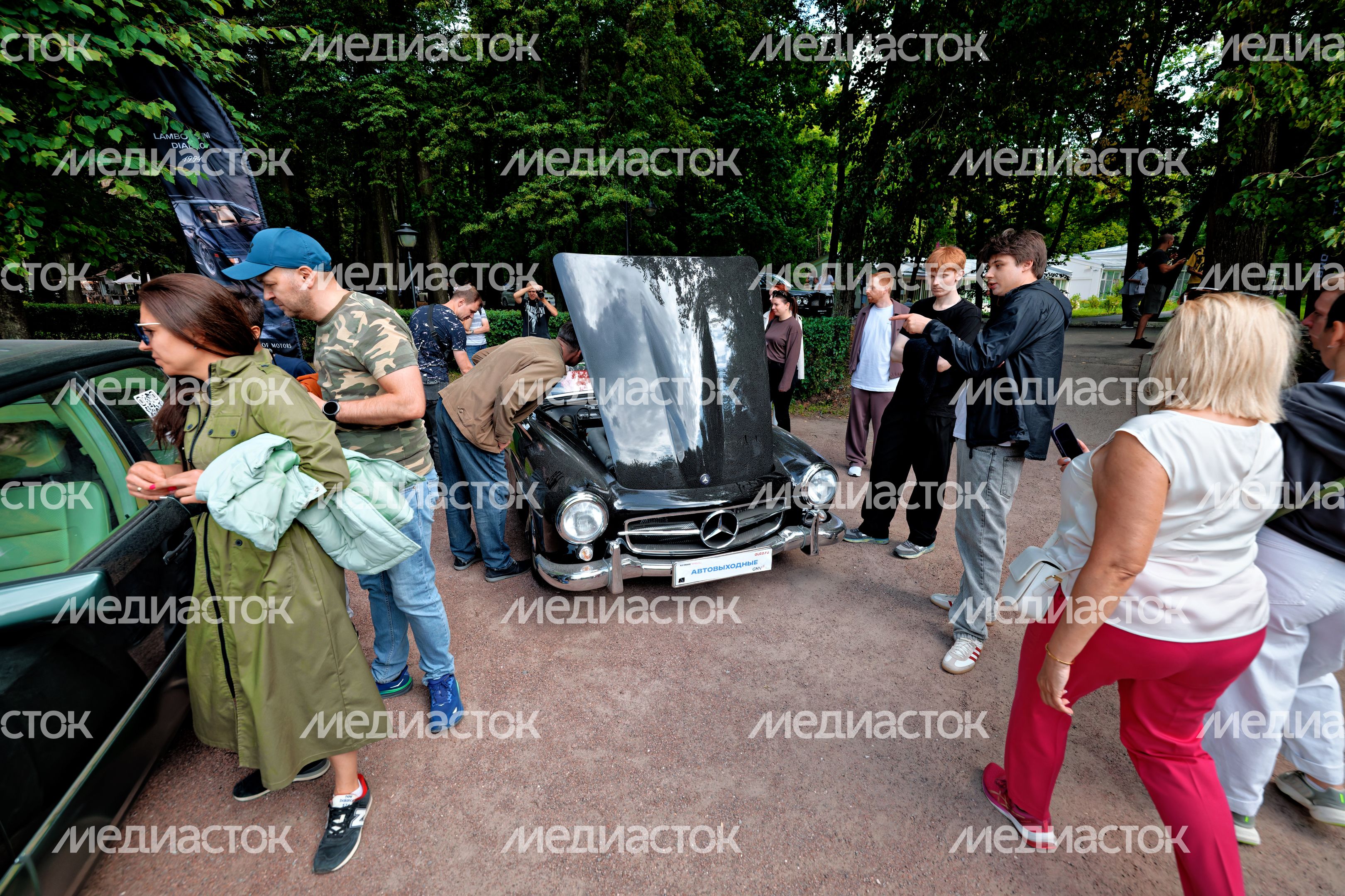 Ретроавтомобили и суперкары на автофестивале «Автовыходные в Архангельском» в округе Красногорск