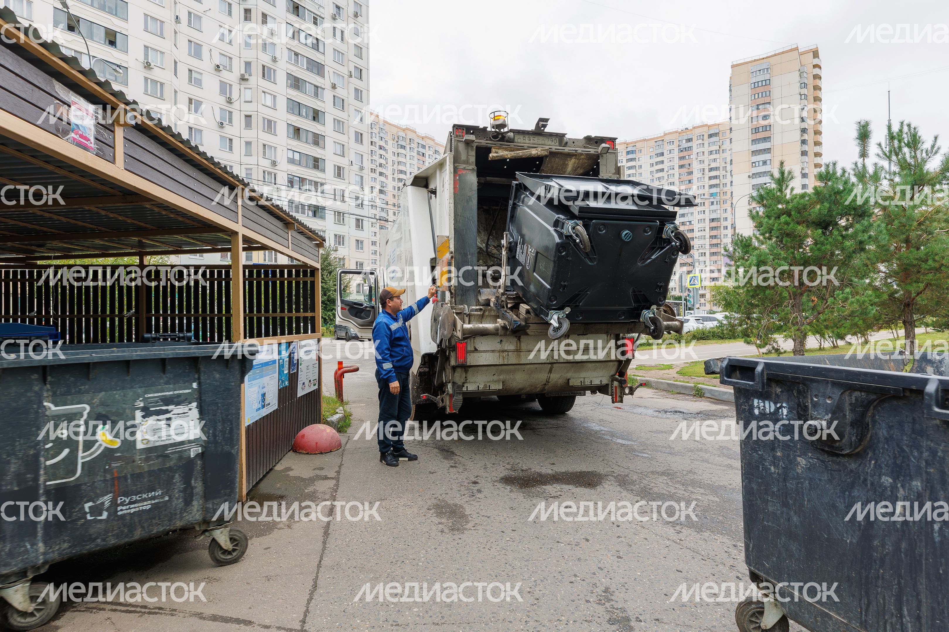 Модернизированные контейнерные площадки для мусора в Красногорске Модернизированные контейнерные площадки для мусора в Красногорске