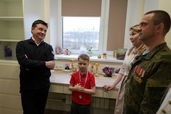 Андрей Воробьев накануне Пасхи навестил  в Электрогорске героя СВО и его семью