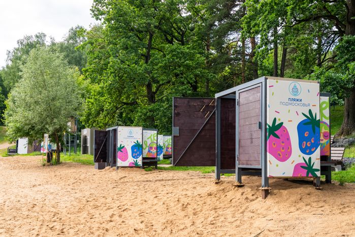 Кабинка для переодевания на пляже реки Банька в Красногорске