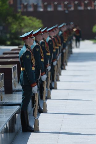 Подмосковная делегация возложила цветы к Могиле Неизвестного Солдата в Москве