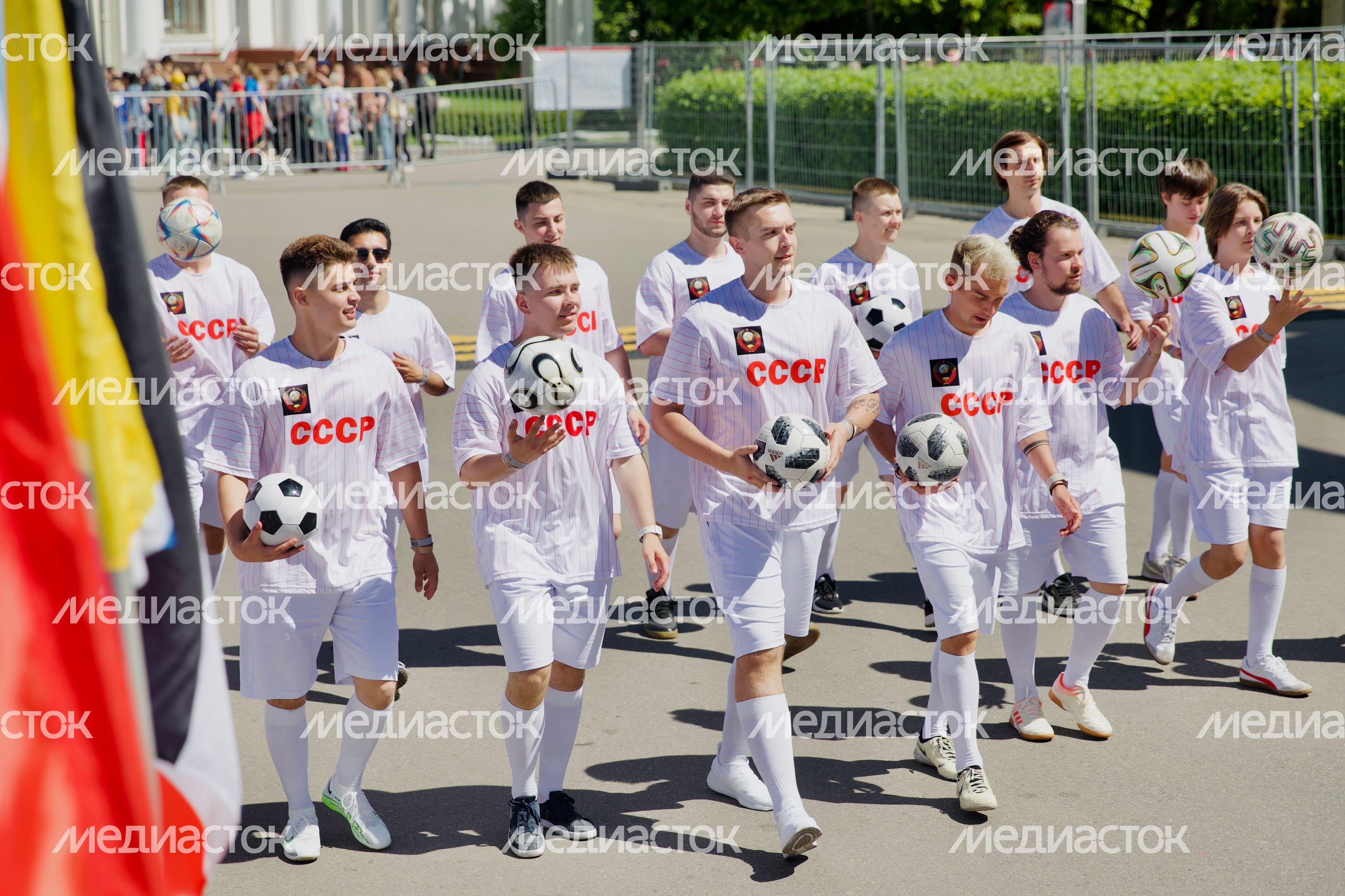 Подмосковные спортсмены с семьями присоединились к параду-шествию на ВДНХ