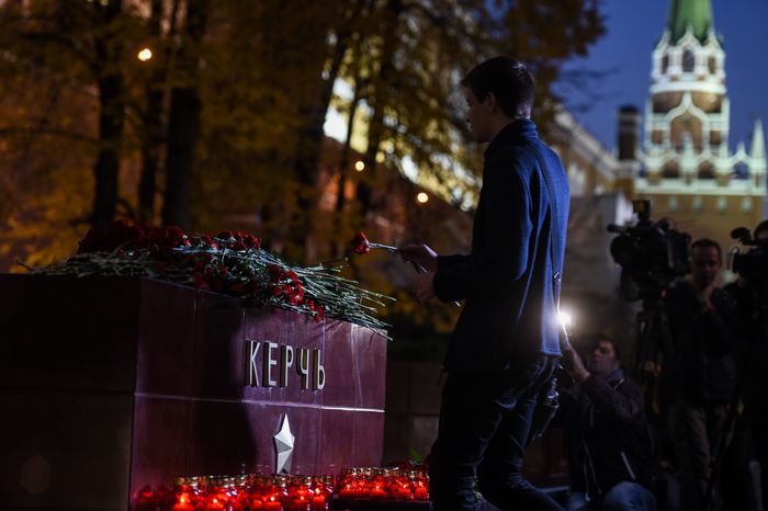 Возложение цветов к мемориалу города Керчь в Москве