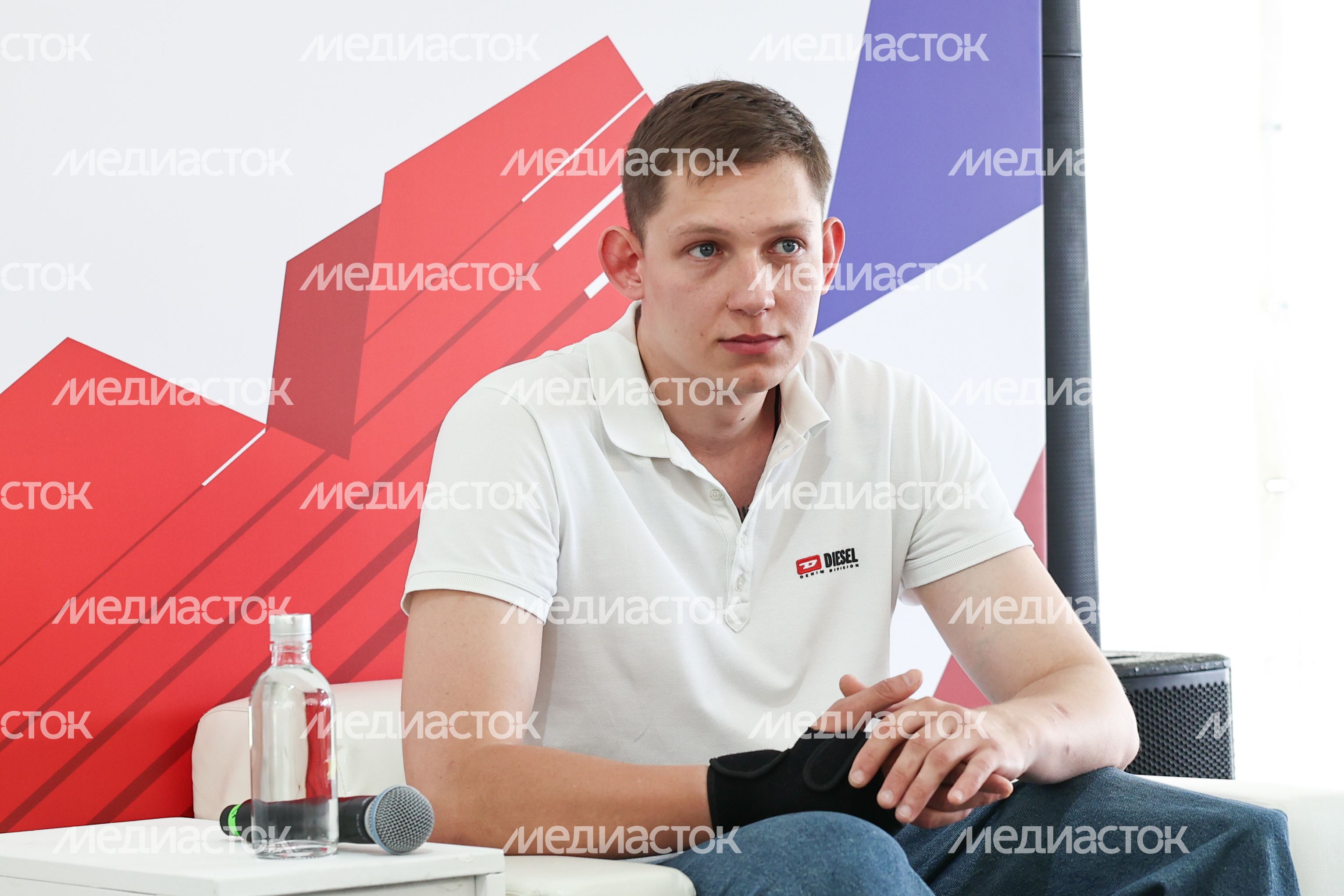 Панельная дискуссия с волонтерами-героями, устранявшими последствия чрезвычайных ситуаций Панельная дискуссия с волонтерами-героями, устранявшими последствия чрезвычайных ситуаций