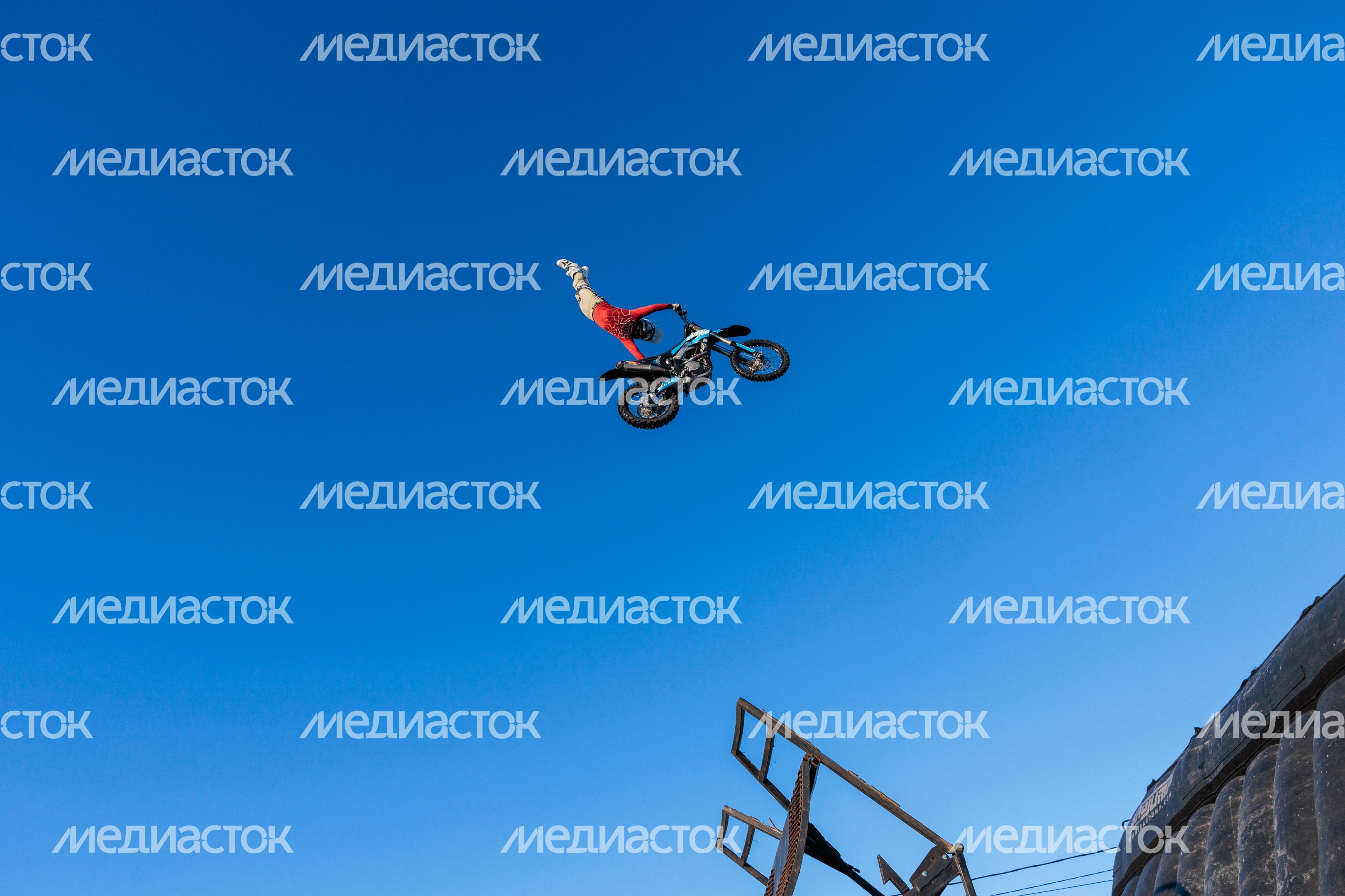 Зимний фристайл-мотокросс от команды FMX13 в Одинцово