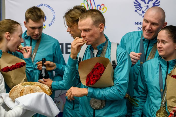 Хлебом-солью встречали российскую делегацию в Шереметьево, вернувшуюся с XXV Летних Сурдлимпийских игр в Токио